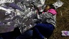 Niños inmigrantes en custodia de EE.UU. duermen en el suelo