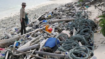 El plástico invade costas remotas