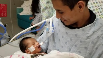 Bebé lucha por su vida luego del homicidio de su madre