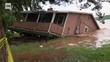 Mira esta casa caer al río tras tormentas en Oklahoma