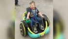 Las ruedas que dan movilidad a un niño impedido