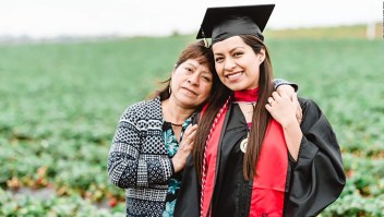 La historia detrás de la foto de la egresada con sus padres inmigrantes