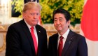 Trump contradice al primer ministro de Japón en visita oficial