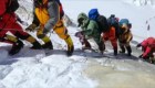 Las normas para escalar el Everest podrían cambiar