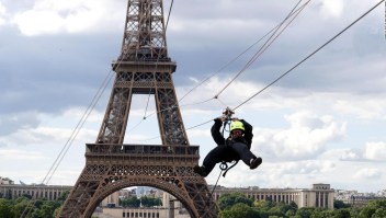 Instalan una tirolesa en la Torre Eiffel