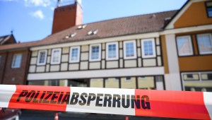Una casa acordonada en Wittingen, en el norte de Alemania, donde se encontraron dos cadáveres el 13 de mayo de 2019 durante las investigaciones sobre las muertes de tres personas asesinadas con ballesta. Crédito: CHRISTOPHE GATEAU / AFP / Getty Images.