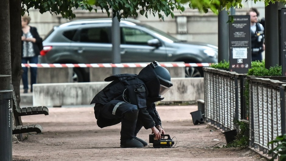 Un experto en desactivación de bombas trabaja en la escena de la explosión en una calle peatonal en el corazón de Lyon el 24 de mayo de 2019. Crédito: PHILIPPE DESMAZES / AFP / Getty Images.