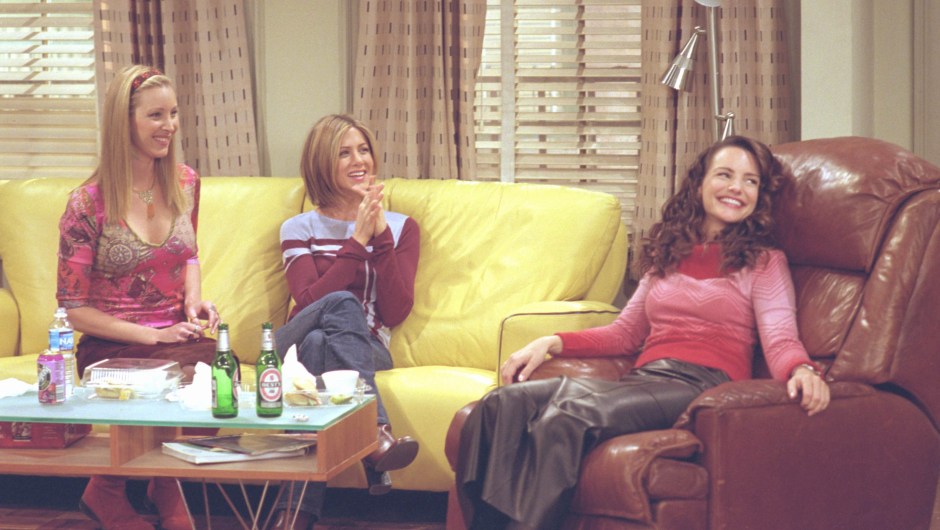 De izquierda a derecha, Lisa Kudrow (Phoebe Buffay), Jennifer Aniston (Rachel Green) y Kristin Davis (Erin) en un episodio de "Friends". Crédito: Warner Bros. Television