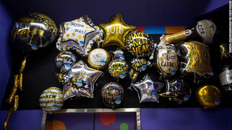 Party City se enfrenta a una escasez de helio. También está cerrando 45  tiendas