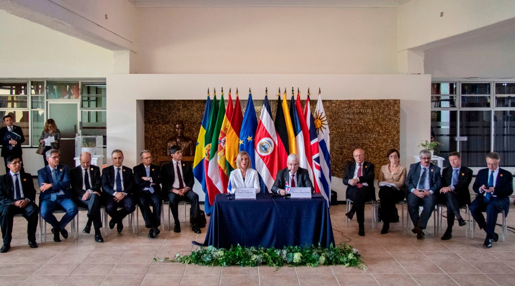 Imagen de los miembros del Grupo de Contacto Internacional para Venezuela, cuando se reunió en San José, Costa Rica, el 7 de mayo. (Crédito: ARNOLDO ROBERT / AFP / Getty Images)