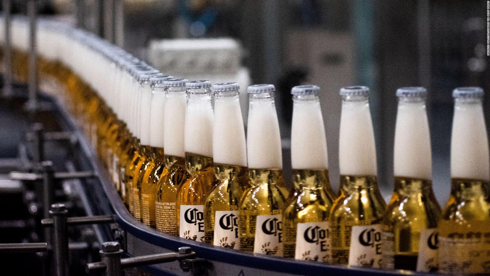 La empresa mexicana Grupo Modelo detiene la producción de la cerveza Corona  | CNN