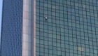 Escala un edificio de 170 metros en Varsovia y sin sogas