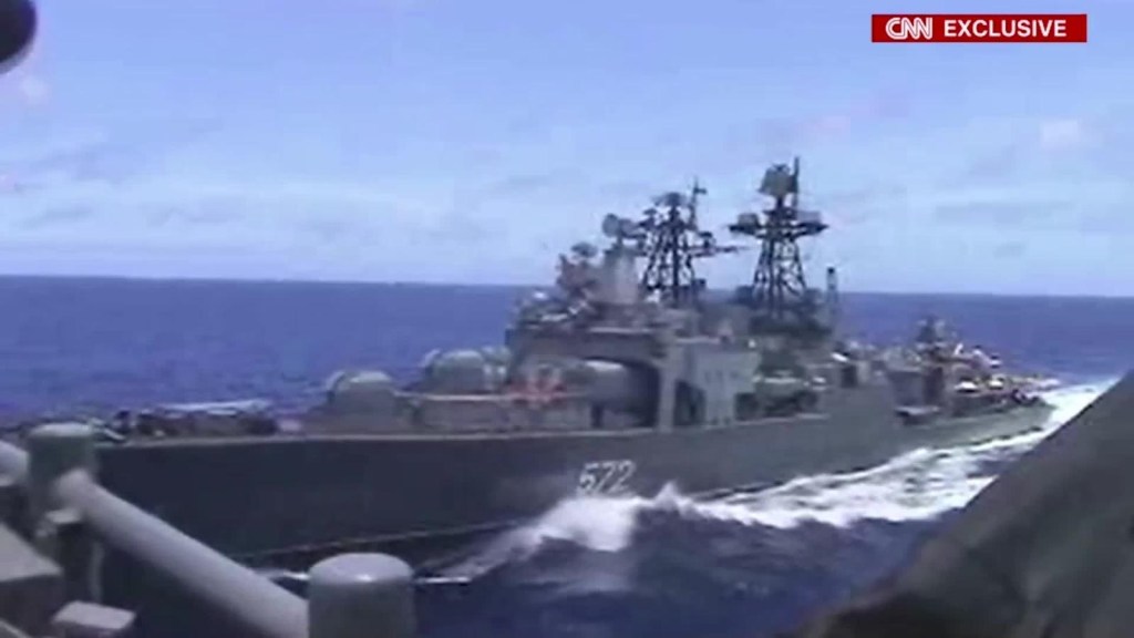 Dos buques de guerra de EE.UU. y Rusia casi chocan