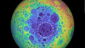 Descubren gigantesca masa en la luna