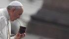 El papa Francisco se detiene para tomar un mate