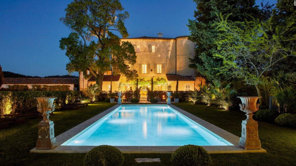 Con Airbnb Luxe, puedes quedarte en castillos o casas de famosos