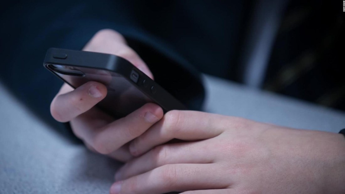 Estudiantes de Australia no podrán usar celulares en clase