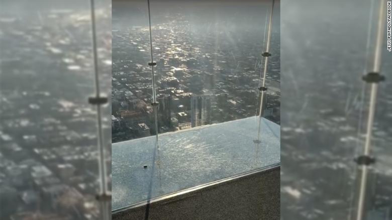 Susto En El Skydeck De La Torre Willis En Chicago El Piso De Vidrio Se Resquebraja Bajo Los Pies De Los Visitantes Cnn