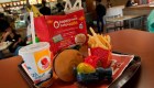Niñas piden a McDonald's no dar juguetes de plástico