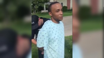 Paciente es detenido por caminar por fuera del hospital