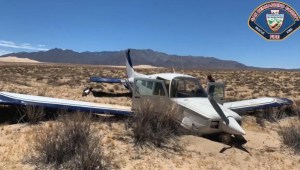 Impresionante aterrizaje forzoso de una avioneta en el desierto