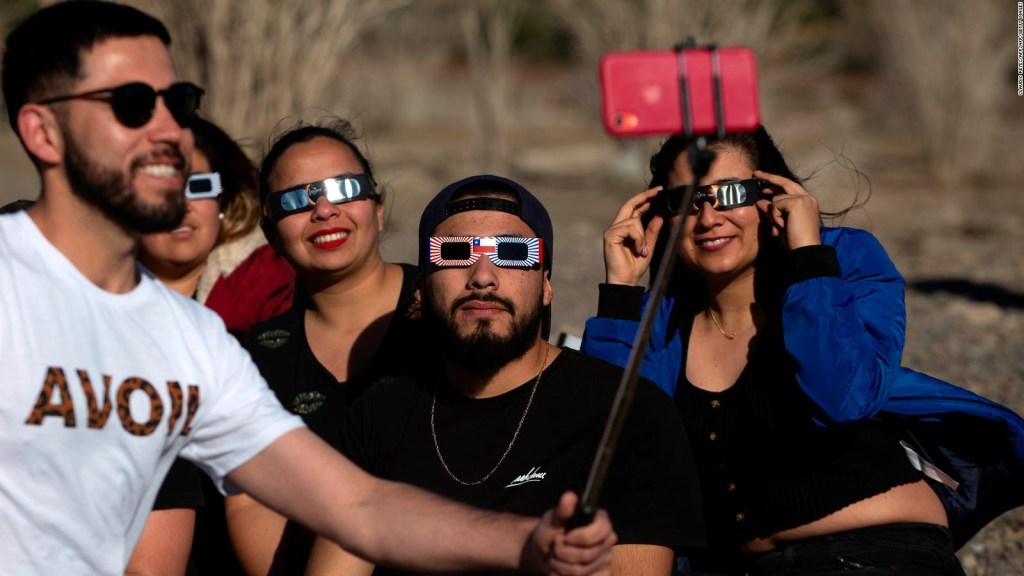 Turistas de diversas regiones del mundo vivieron el eclipse en San Juan, Argentina