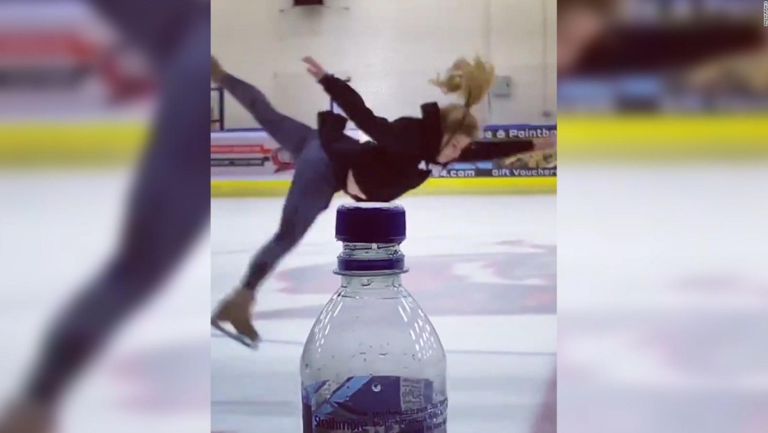 Esta patinadora realiza el #BottleCapChallenge sobre hielo