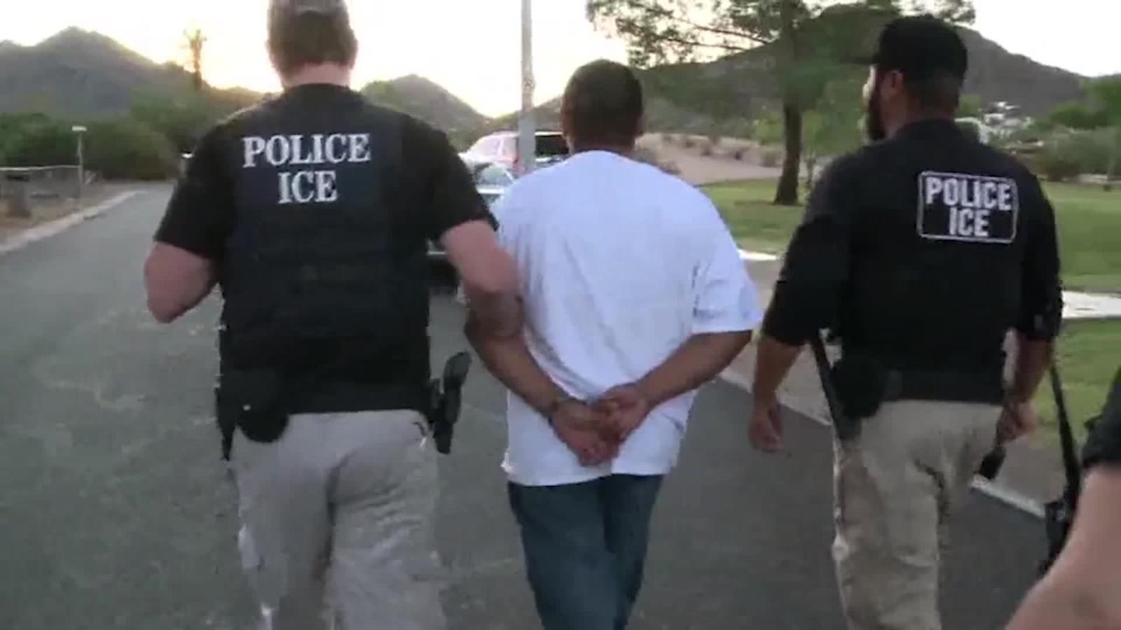 Redadas del ICE atemorizan a inmigrantes en EE.UU.