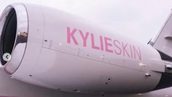 Kylie Jenner personalizó un jet para publicitar su marca