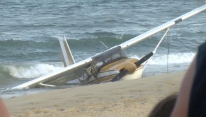 Mira el aterrizaje de emergencia de este avión en la playa