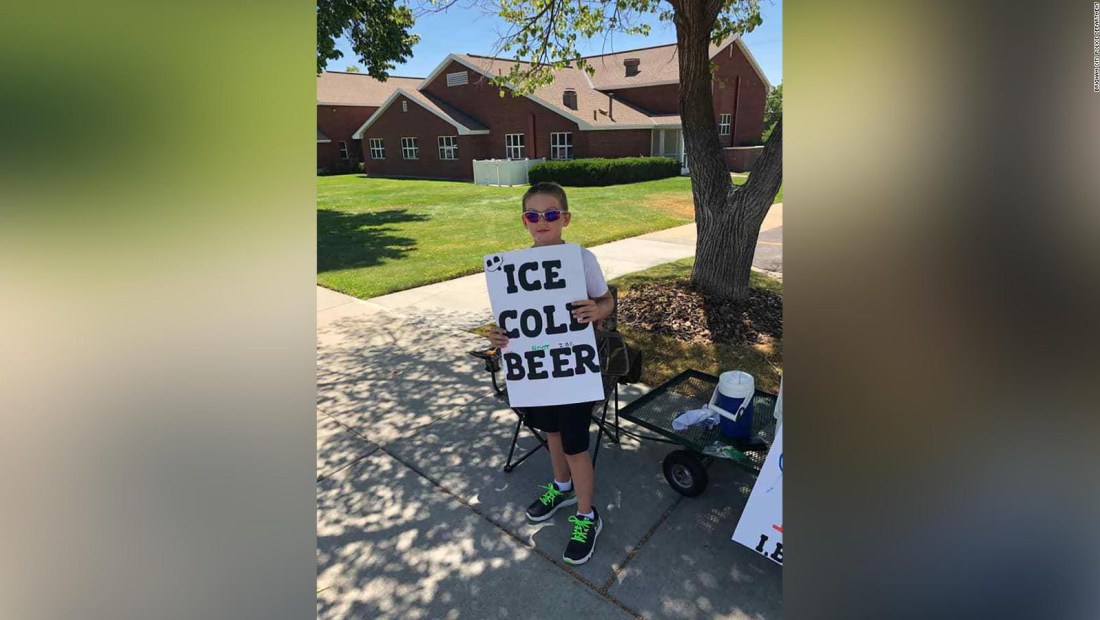 ¿Un niño vendiendo cerveza helada?