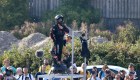 Hombre en tabla voladora fracasa al cruzar el Canal de la Mancha