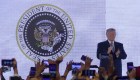 Donald Trump aparece frente a sello presidencial falso