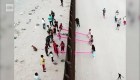 Un sube y baja atraviesa la frontera entre EE.UU. y México