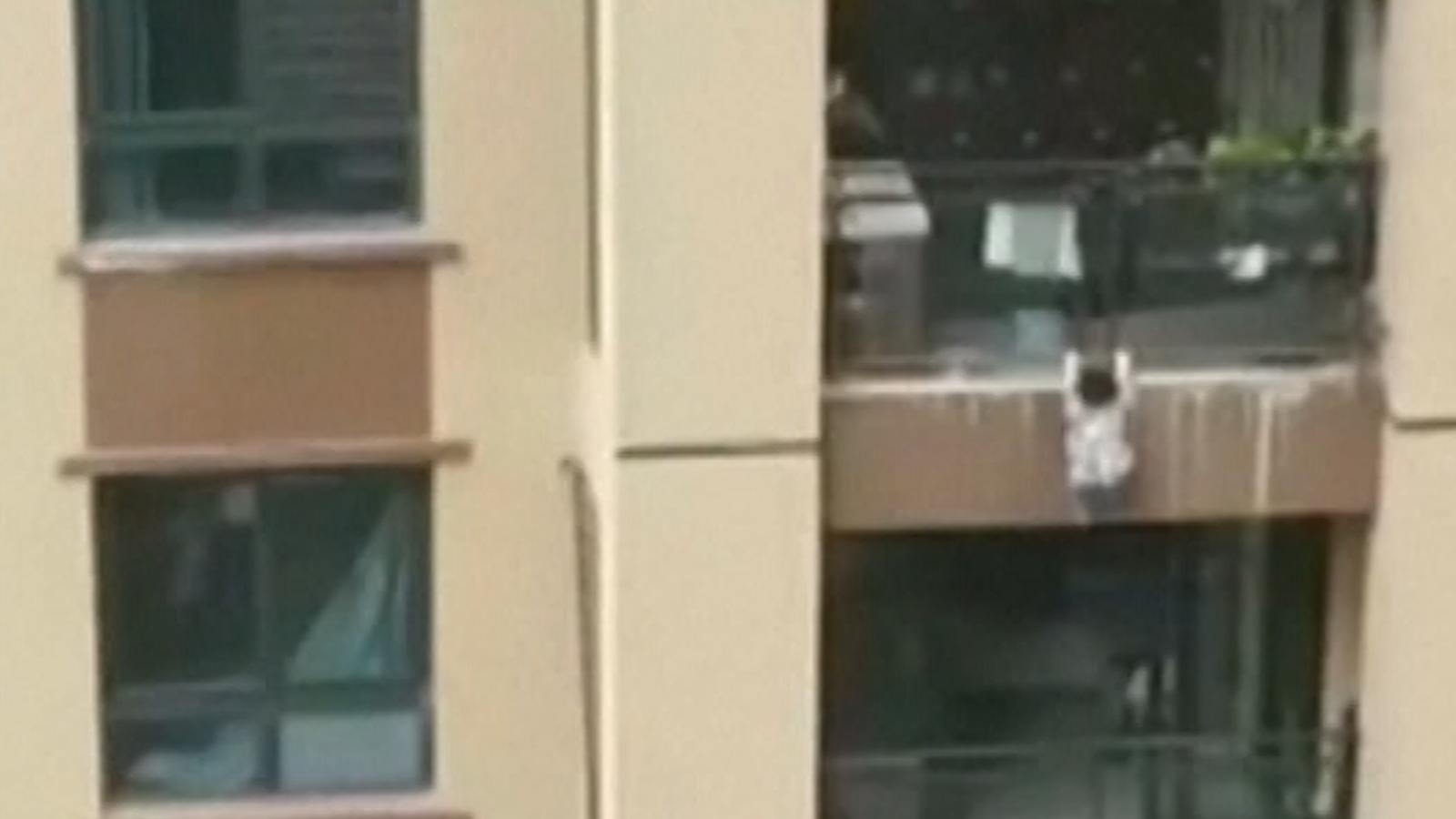 Niños que se caen de las ventanas en un edificio de varios pisos