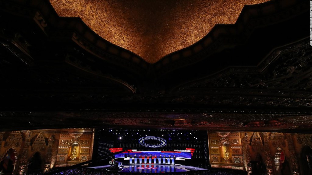 Un detrás de cámaras del set del debate demócrata
