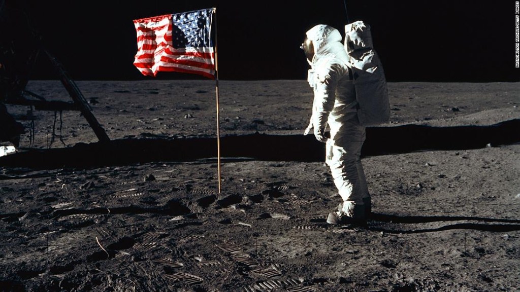 El astronauta Edwin "Buzz" Aldrin, se para junto a una bandera de los Estados Unidos el 20 de julio de 1969, en la Luna.