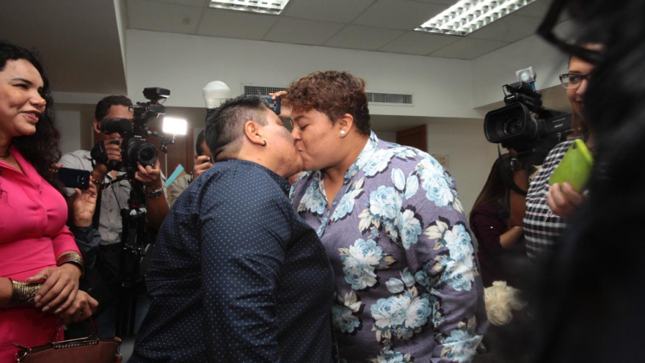 Alexandra Chávez y Michelle Avilés se convirtieron en la primera pareja del mismo sexo en contraer matrimonio en Ecuador.