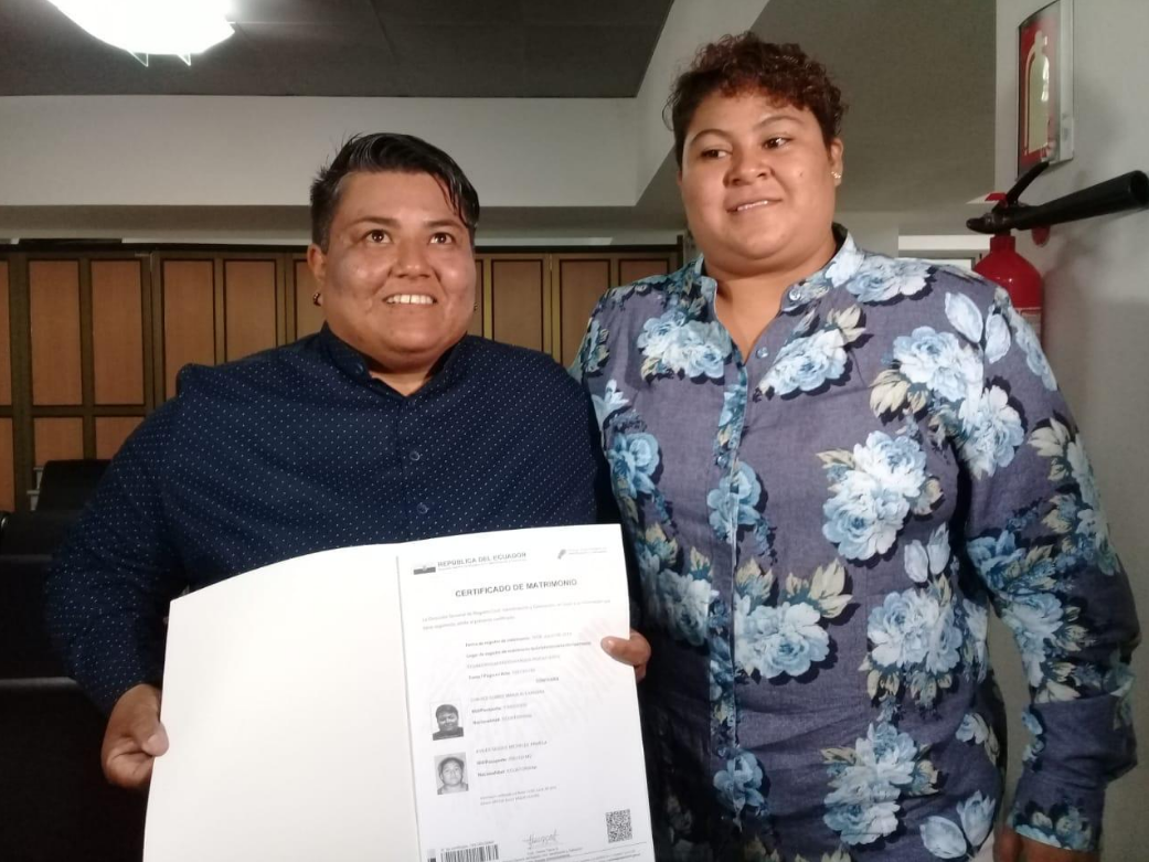 Alexandra Chávez y Michelle Avilés se convirtieron en la primera pareja del mismo sexo en contraer matrimonio en Ecuador. (Cortesía: Diario El Comercio) 