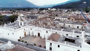 Disfruta de la belleza de Antigua, en Guatemala, a vuelo de pájaro. Vuela junto a Destinos CNN y disfruta de esta increíble ciudad desde las alturas.