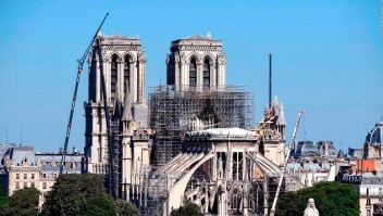 Suspenden la reparación de Notre Dame, Apple hace recortes en China