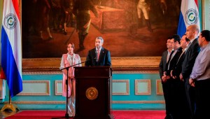 Presidente de Paraguay se salva de juicio político
