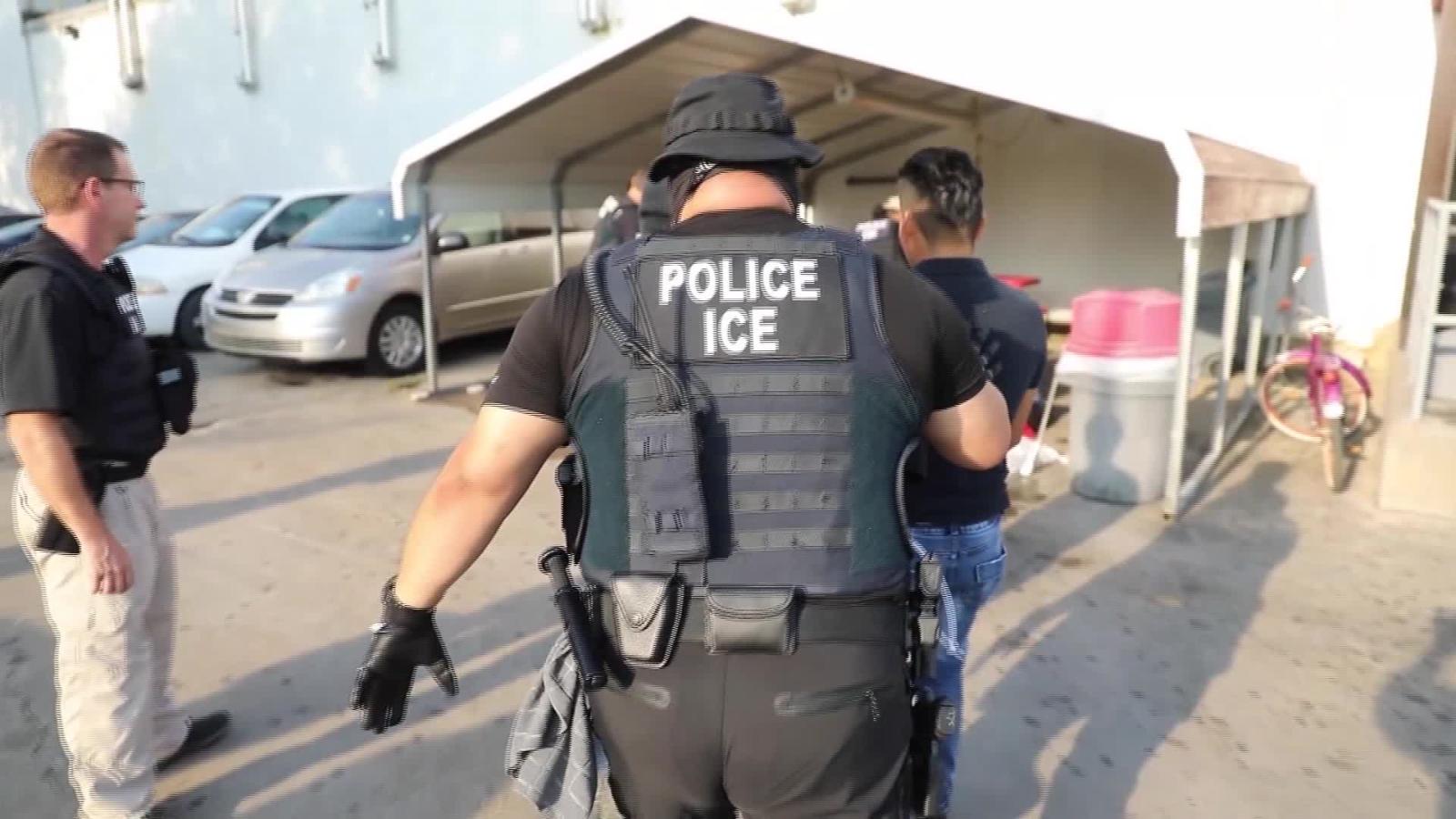 https://cnnespanol.cnn.com/wp-content/uploads/2019/08/190808081546-ice-raids-mississippi-full-169-1.jpg?quality=100&strip=info