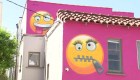 Emojis en la pared de una casa causan alboroto