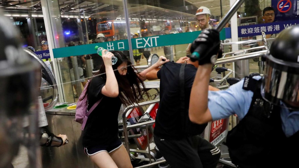 Violentas protestas en aeropuerto de Hong Kong