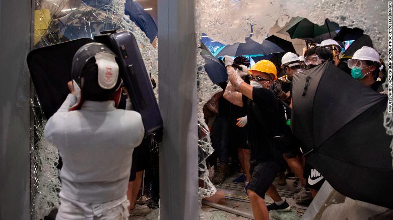 HONG KONG, CHINA - 2019/07/01: Protesters shatter glass to get inside the city's legislature building during the demonstration. Hundreds of anti-government protesters stormed into the legislative council building as the Hong Kong government did not answer their demand to withdrawal the extradition bill and the Chief Executive Carrie Lam to step down from power. (Photo by Miguel Candela/SOPA Images/LightRocket via Getty Images)