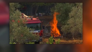 Mejoran las condiciones en isla de Grecia tras voraz incendio