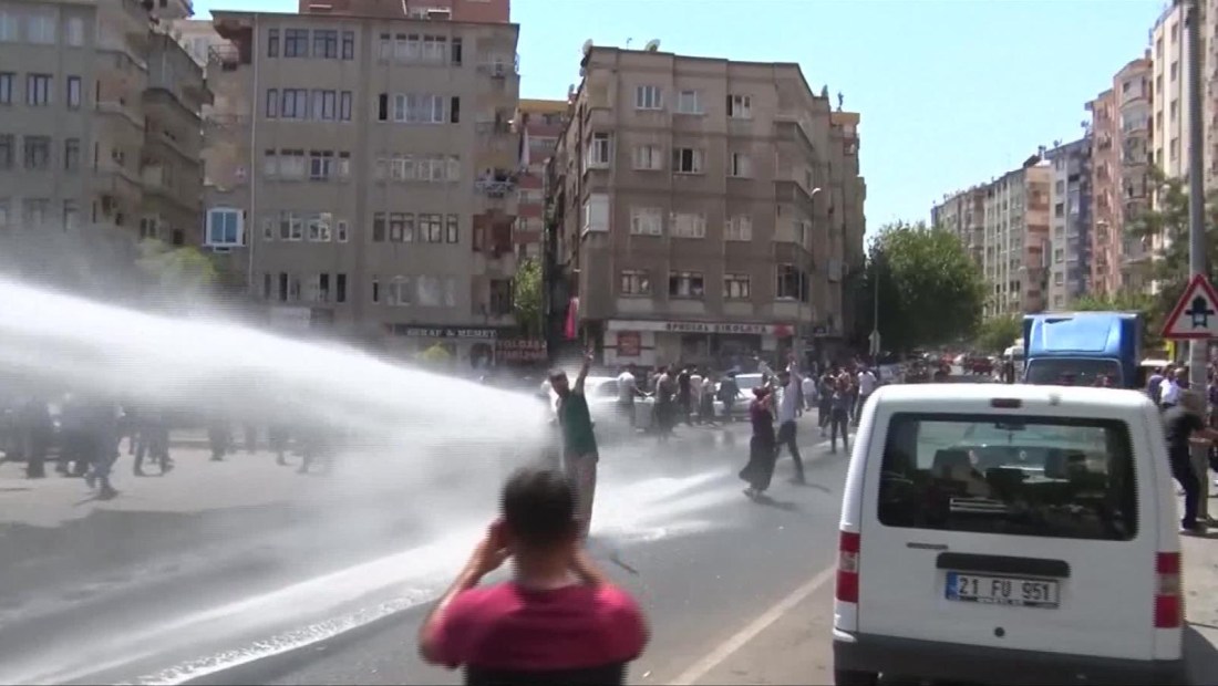 Dispersan manifestantes en Turquía con cañones de agua