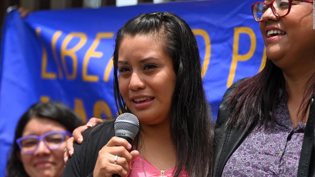 ¿Cambiará El Salvador sus estrictas leyes contra el aborto?