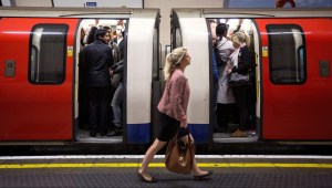 Viajeros en la Línea Norte del metro de Londres. Crédito: Oli Scarff / Getty Images.